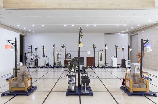 28-1-9-쑹동, 상흔, 2020, 나무 서까래, 목재, 램프, 무선 충전식 LED 전구, 일상용품, 수동지게차, 바닥시트지, 가변크기